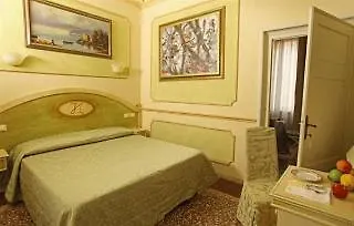 ** Отель B&Bt Antica Residenza Dazeglio Болонья Италия